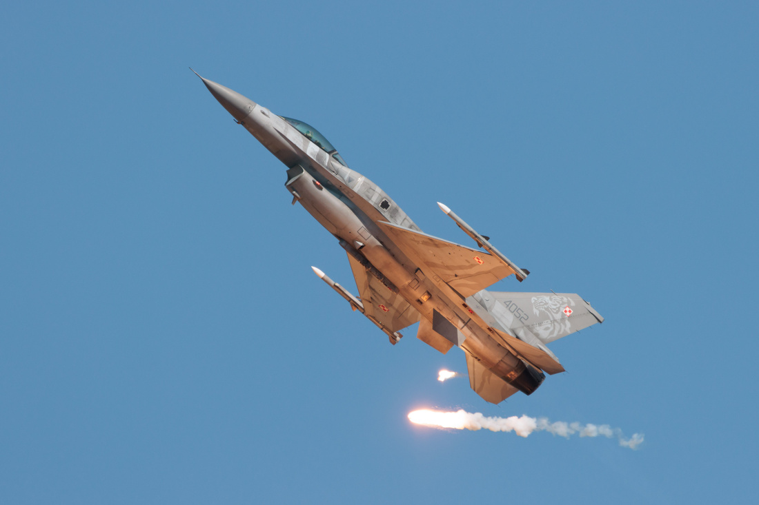  F-16 Fightining Falcon